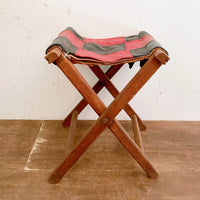 品番5046-1　フォールディングスツール　ハンドメイド　折りたたみ椅子　赤×黒　ブロック柄　木製　アウトドア　アンティーク　ヴィンテージ　金沢店
