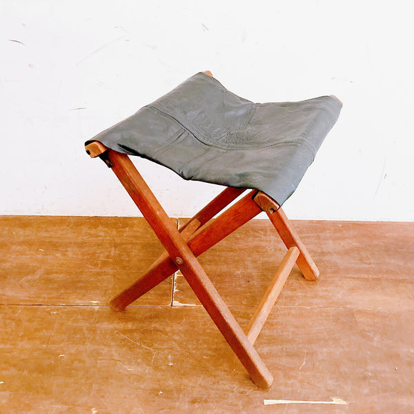 品番5046-2　フォールディングスツール　ハンドメイド　折りたたみ椅子　黒　レザー　木製　アウトドア　アンティーク　ヴィンテージ　埼玉店