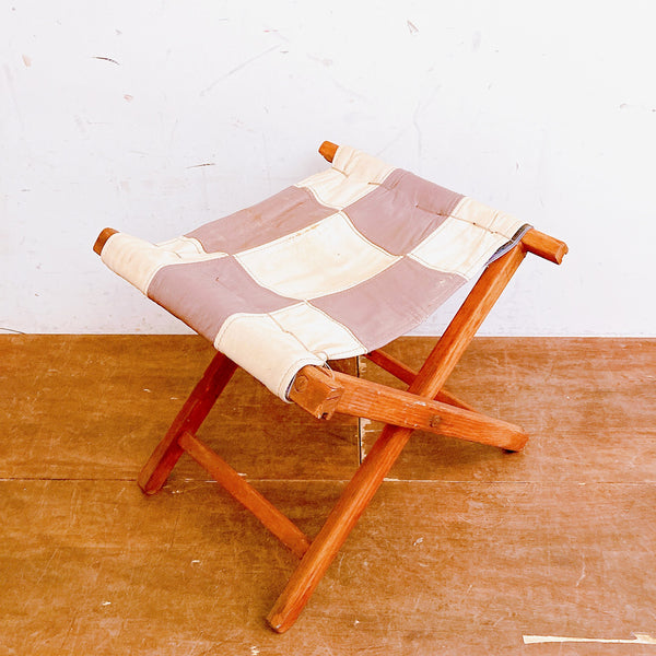 品番5046-4　フォールディングスツール　ハンドメイド　折りたたみ椅子　ベージュ　ブロック柄　木製　アウトドア　アンティーク　ヴィンテージ　埼玉店
