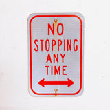 品番0210-4　ロードサイン　NO STOPPING ANY TIME　常時停車禁止　左右方向矢印　トラフィックサイン　看板　標識　ヴィンテージ