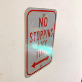品番0210-4　ロードサイン　NO STOPPING ANY TIME　常時停車禁止　左右方向矢印　トラフィックサイン　看板　標識　ヴィンテージ