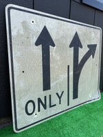 品番0333　ロードサイン　通行区分　ONLY　トラフィックサイン　道路　看板　標識　ヴィンテージ　埼玉店
