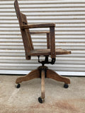 品番8683　アームチェア　デスクチェア　キャスター付き　ウッドチェア　木製　ひじ掛け付き　椅子　アンティーク　ヴィンテージ　金沢店