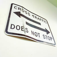 品番0609-2　ロードサイン　CROSS TRAFFIC DOES NOT STOP　トラフィックサイン　看板　標識　ヴィンテージ　金沢店