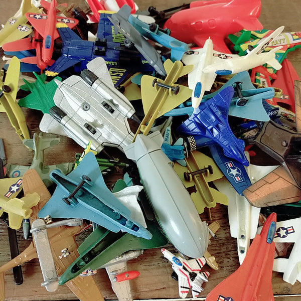 品番0064　おもちゃセット　飛行機　戦闘機　プラモデル　フィギュア　ヴィンテージ　金沢店