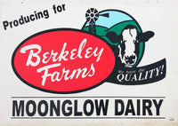 品番6426　サインプレート　Berkeley Farms　バークレーファームズ　MOONGLOW DAIRY　看板　ヴィンテージ　金沢店