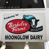 品番6426　サインプレート　Berkeley Farms　バークレーファームズ　MOONGLOW DAIRY　看板　ヴィンテージ　金沢店