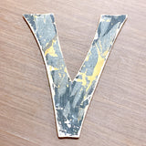 品番0241-4　ウッドレター　アルファベット　レターサイン　『V』　木製　ゴールド　文字　ウォールサイン　ヴィンテージ　金沢店