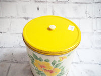 品番1223　イエロー缶　花柄　黄色　スチール製　ディスプレイ　インテリア雑貨　ヴィンテージ　金沢店