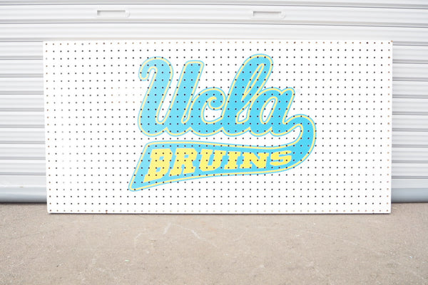 品番0539　ペグボード　有孔ボード　パンチングボード　UCLA Bruins　壁掛け　ヴィンテージ　金沢店